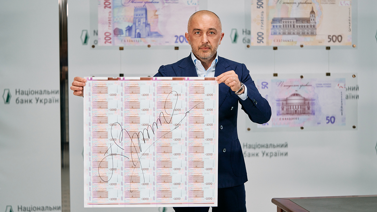 Slogan "GLORY TO UKRAINE! GLORY TO THE HEROES!" Can Now be Found on Hryvnia Banknotes